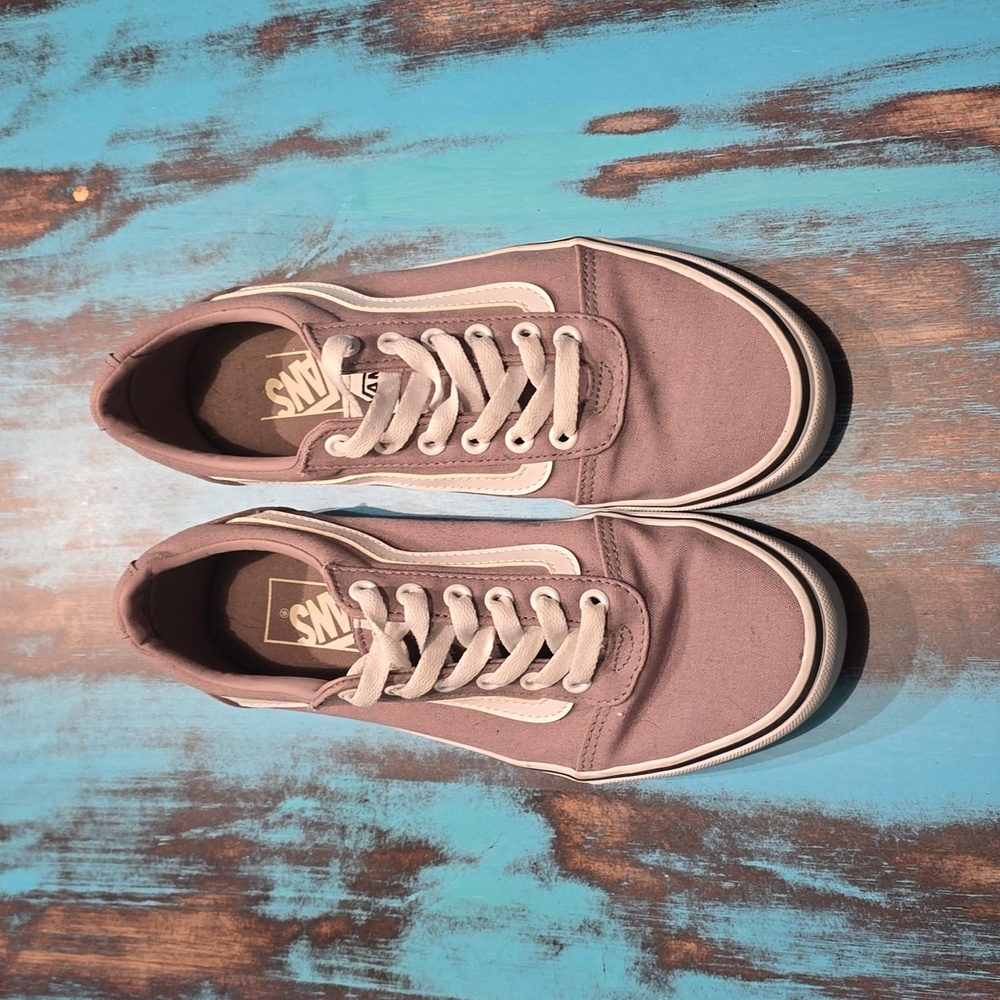 Women's size 8 Vans Tennis Shoes